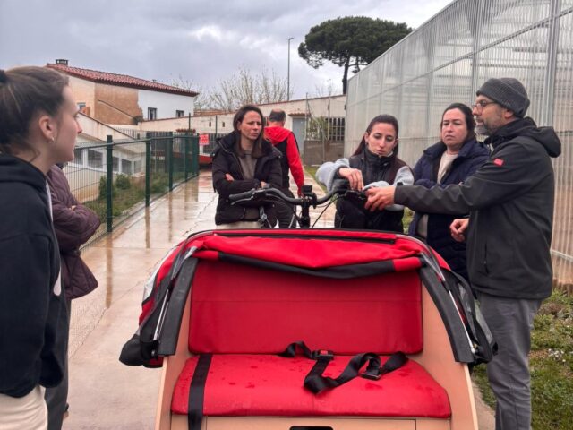 Voluntaris de EBSE la Garriga en la jornada de formació amb tricicles adaptats davant l'edifici CERAC