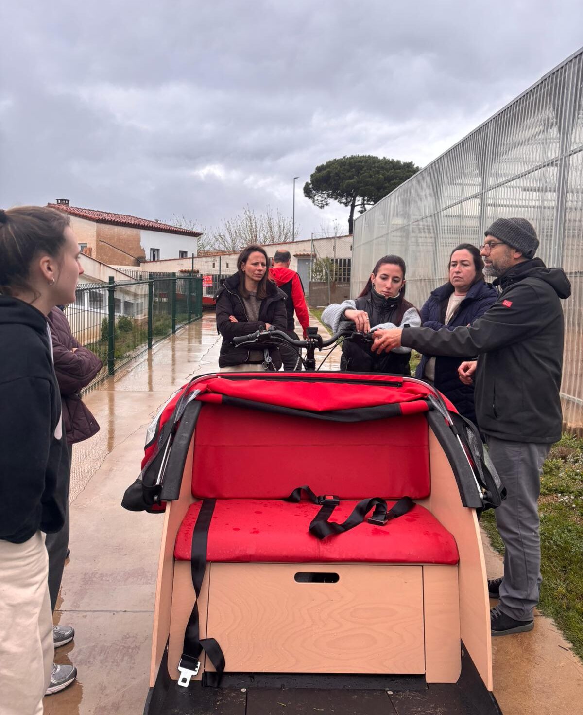 Voluntaris de EBSE la Garriga en la jornada de formació amb tricicles adaptats davant l'edifici CERAC